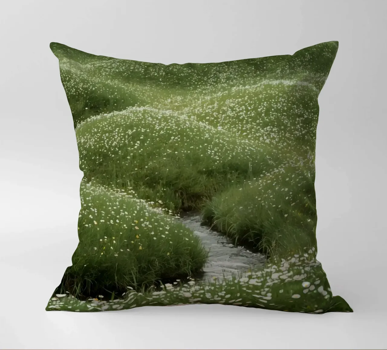 Ruscello attraverso un prato di fiori selvatici cuscino da DesignDoodle