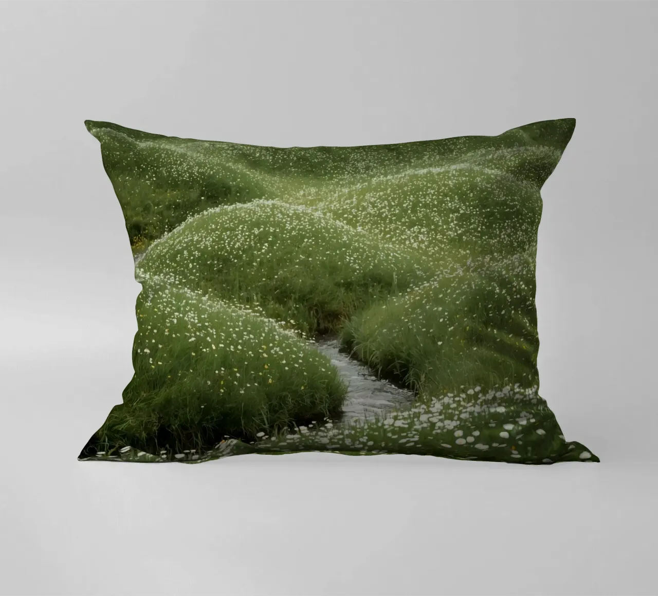 Ruscello attraverso un prato di fiori selvatici cuscino da DesignDoodle