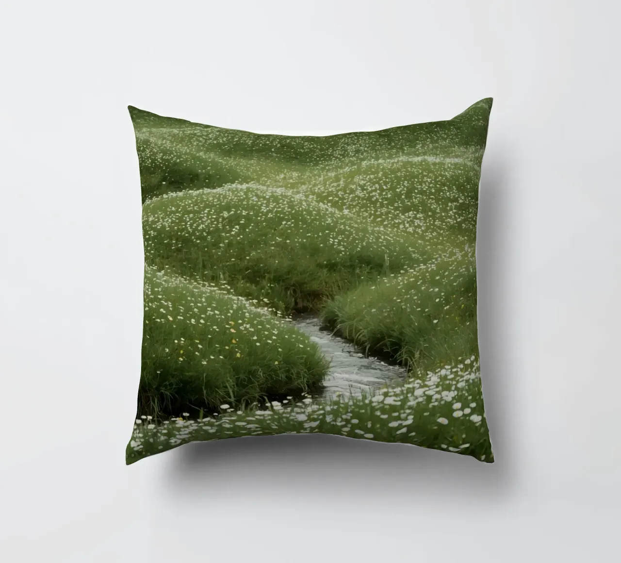 Ruscello attraverso un prato di fiori selvatici cuscino da DesignDoodle