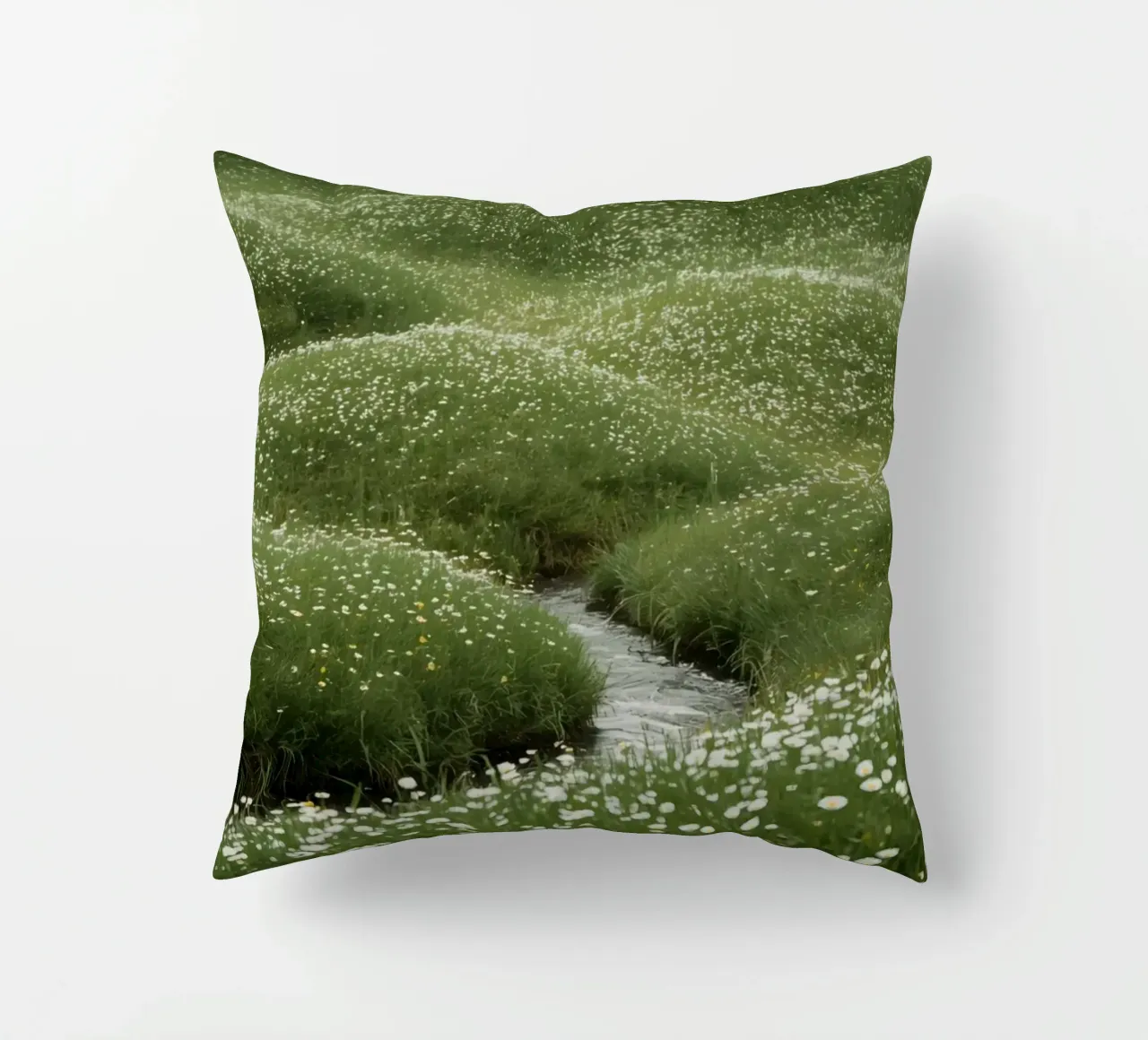 Ruscello attraverso un prato di fiori selvatici cuscino da DesignDoodle