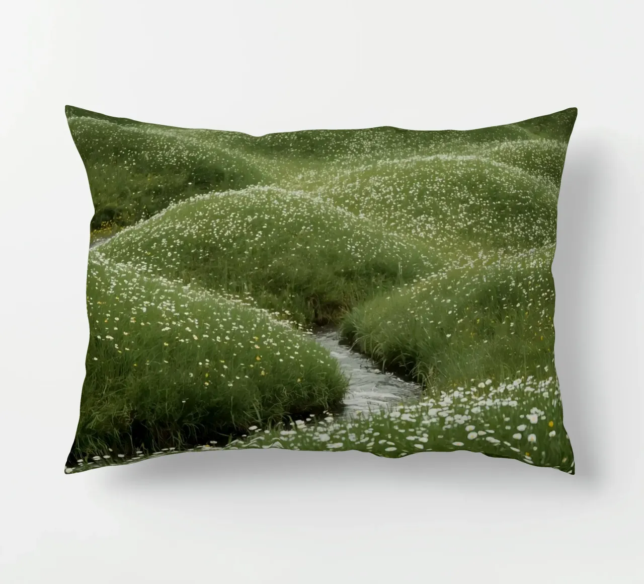 Ruscello attraverso un prato di fiori selvatici cuscino da DesignDoodle