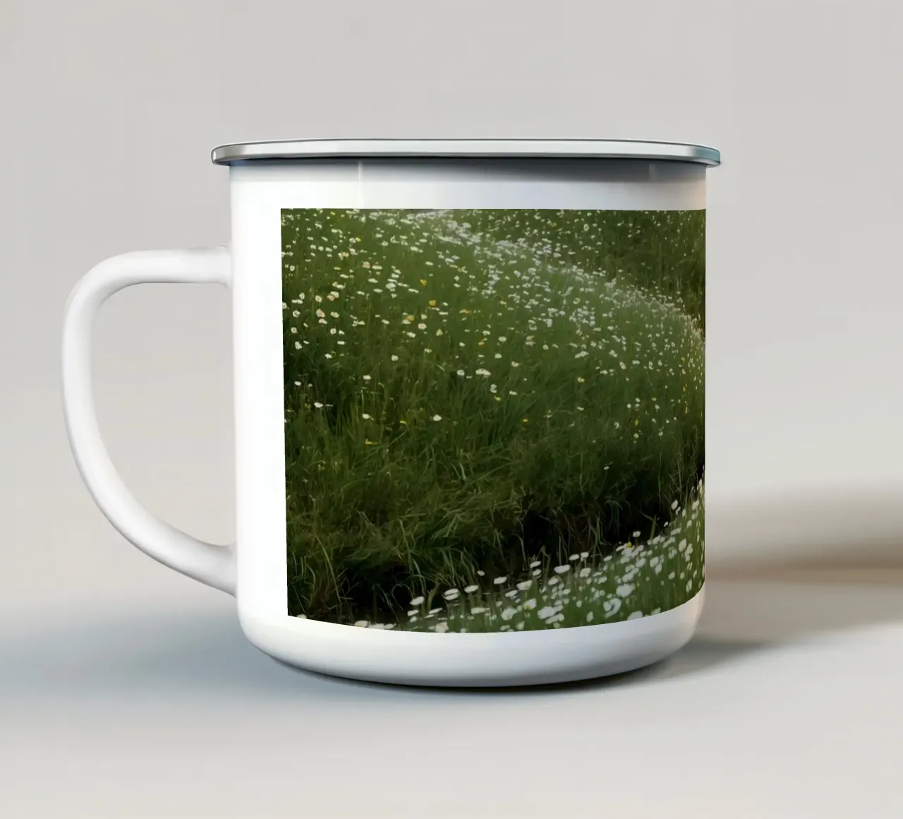 Ruscello attraverso un prato di fiori selvatici tazza in smalto da DesignDoodle