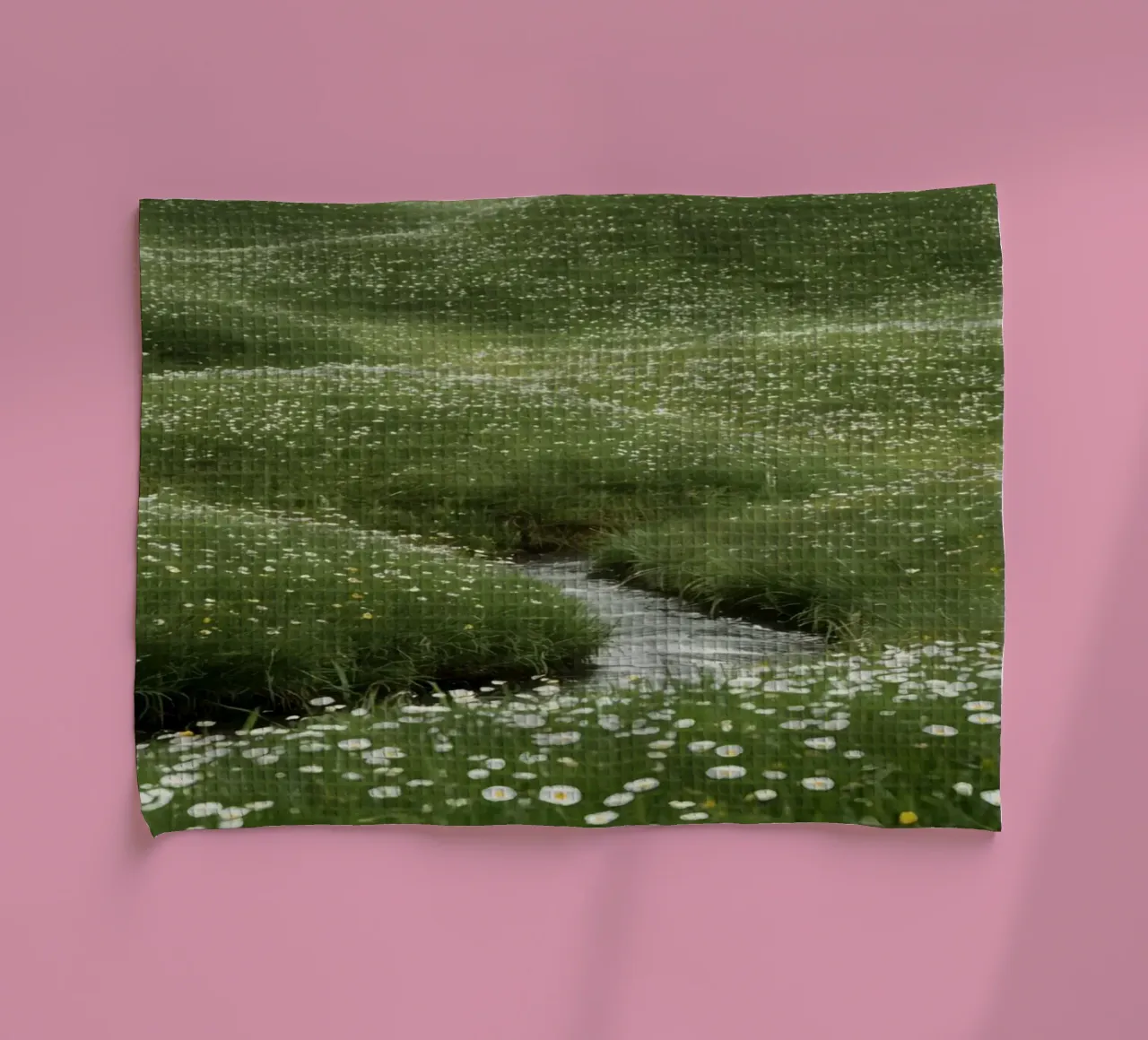 Ruscello attraverso un prato di fiori selvatici canovaccio da cucina da DesignDoodle