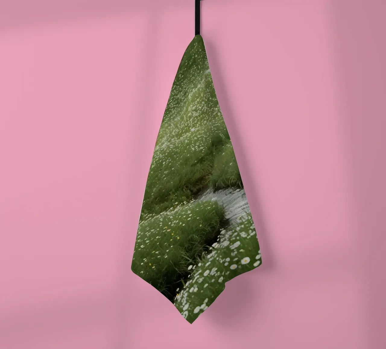 Ruscello attraverso un prato di fiori selvatici canovaccio da cucina da DesignDoodle