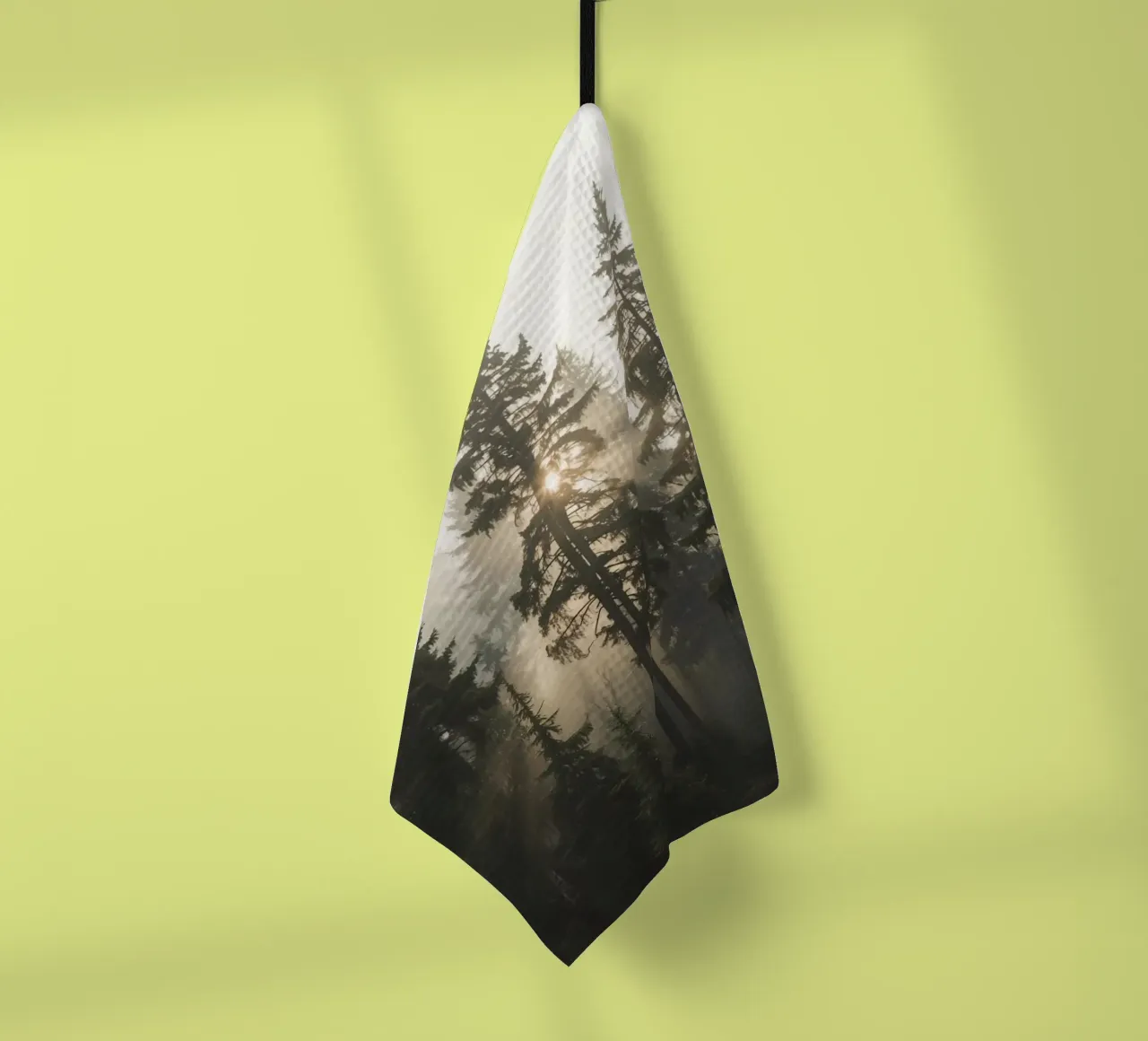 Rayons de soleil dans une forêt brumeuse à feuilles persistantes torchon de DesignDoodle