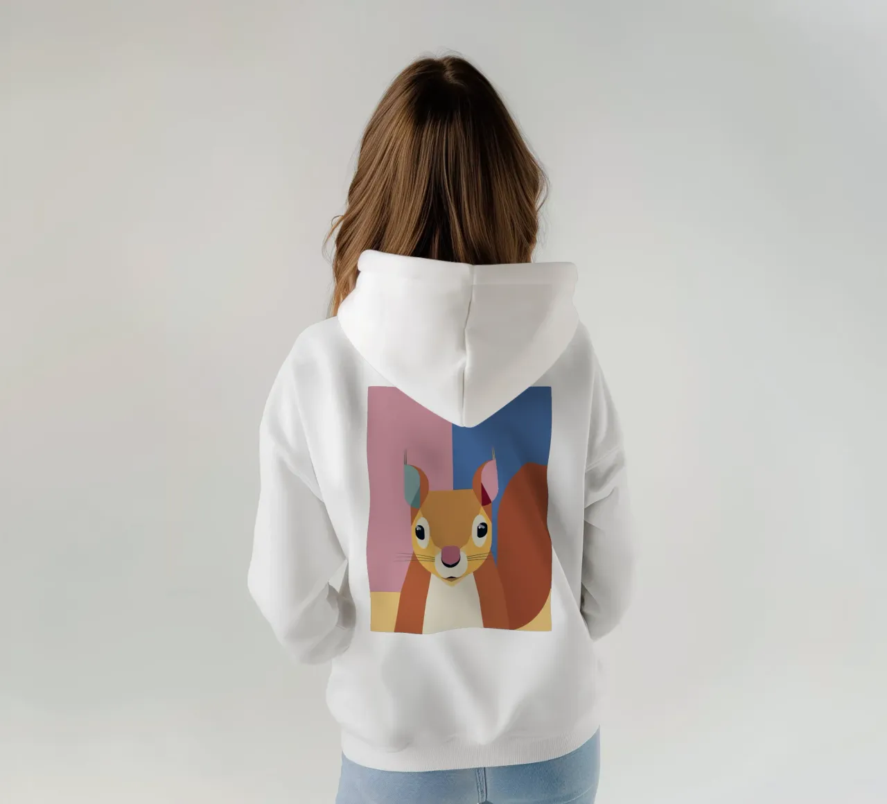 Eichhörnchen Close-up – Herbstportrait Bauhaus inspiriert Hoodie von DARIA IVANOVNA
