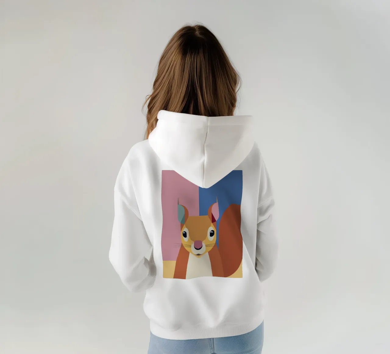 Eichhörnchen Close-up – Herbstportrait Bauhaus inspiriert Hoodie von DARIA IVANOVNA