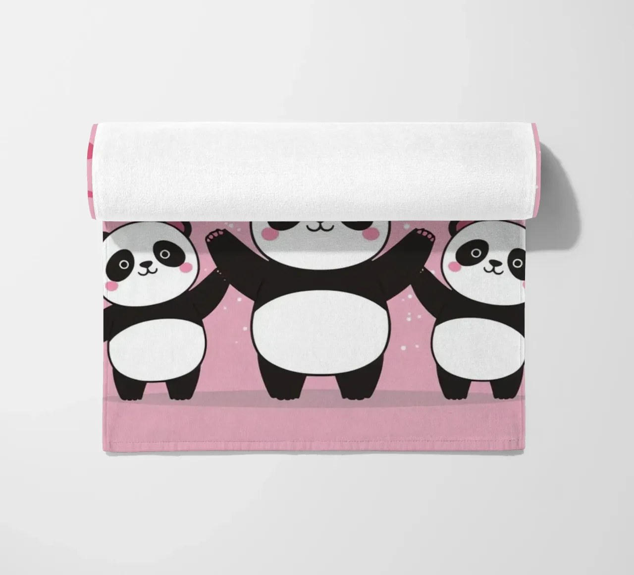 Amour mignon Trois pandas et une lune avec des cœurs serviette de plage de DesignDoodle