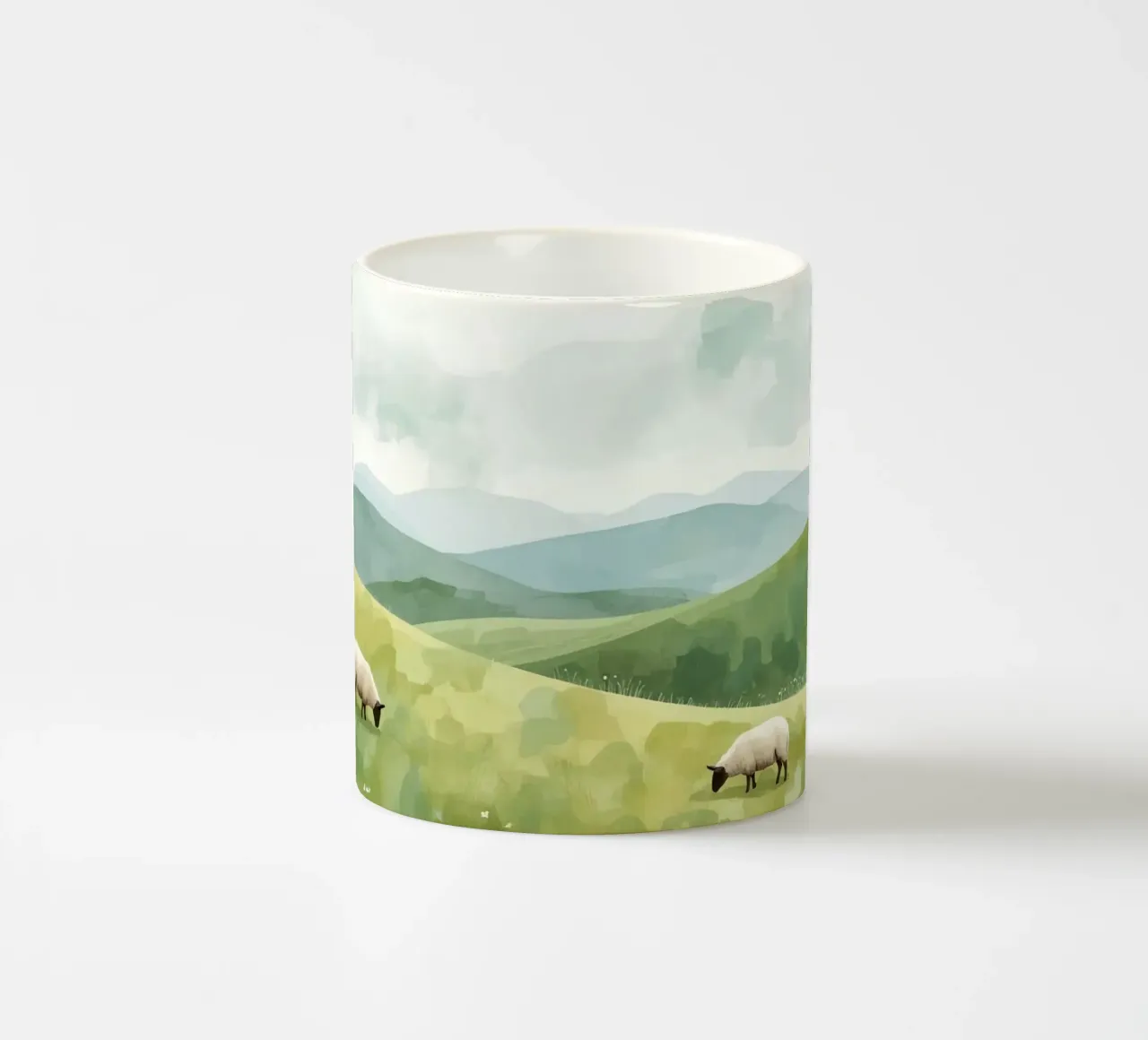 Due pecore al pascolo in un paesaggio collinare tazza in ceramica da DesignDoodle