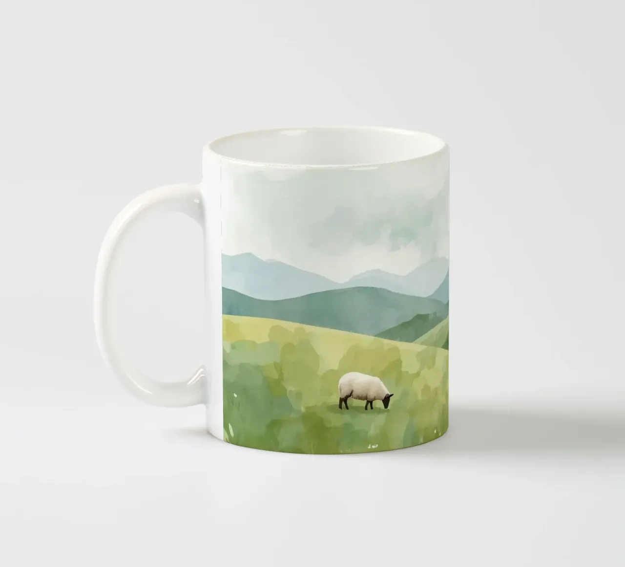 Due pecore al pascolo in un paesaggio collinare tazza in ceramica da DesignDoodle