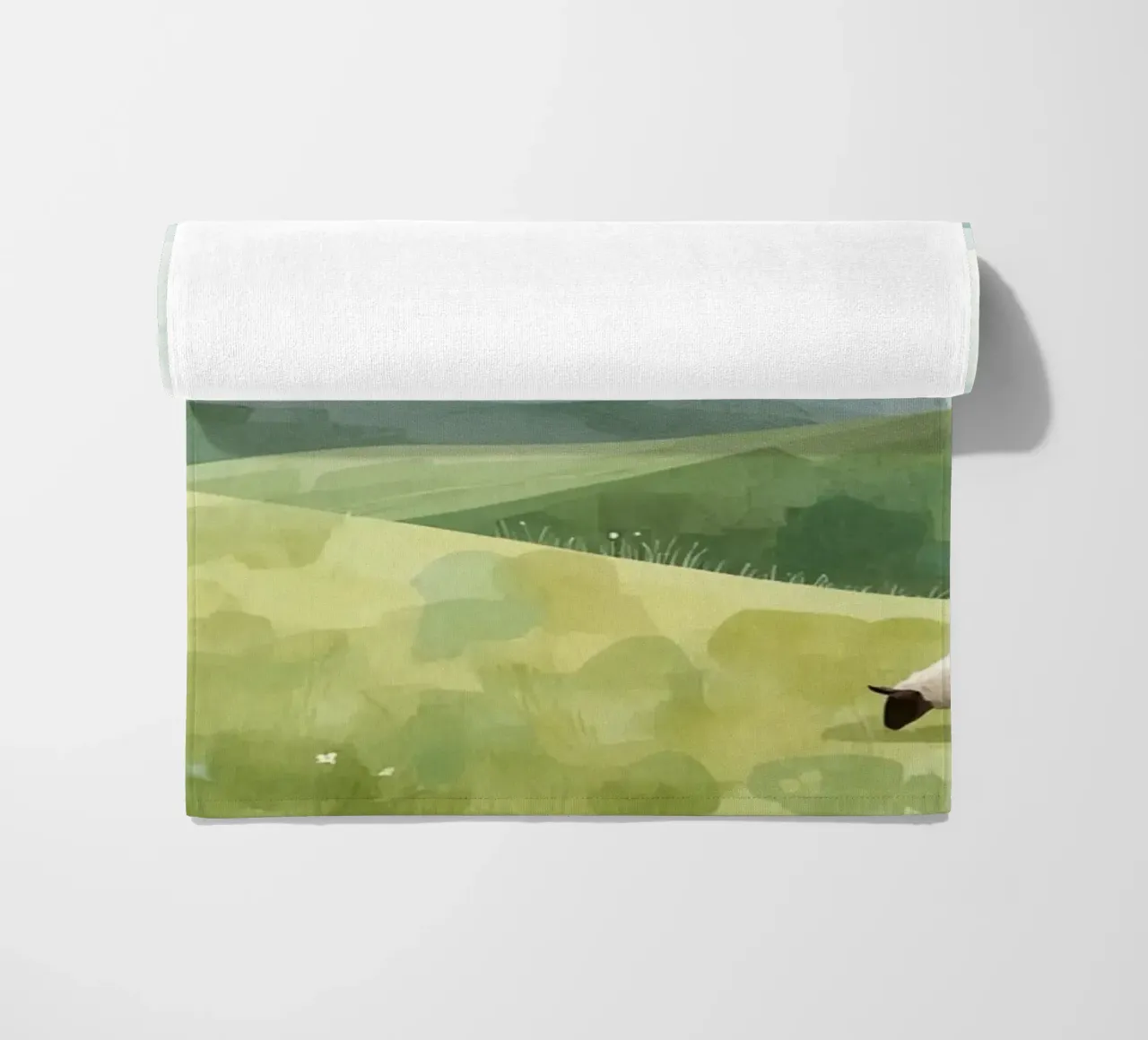 Due pecore al pascolo in un paesaggio collinare telo mare da DesignDoodle