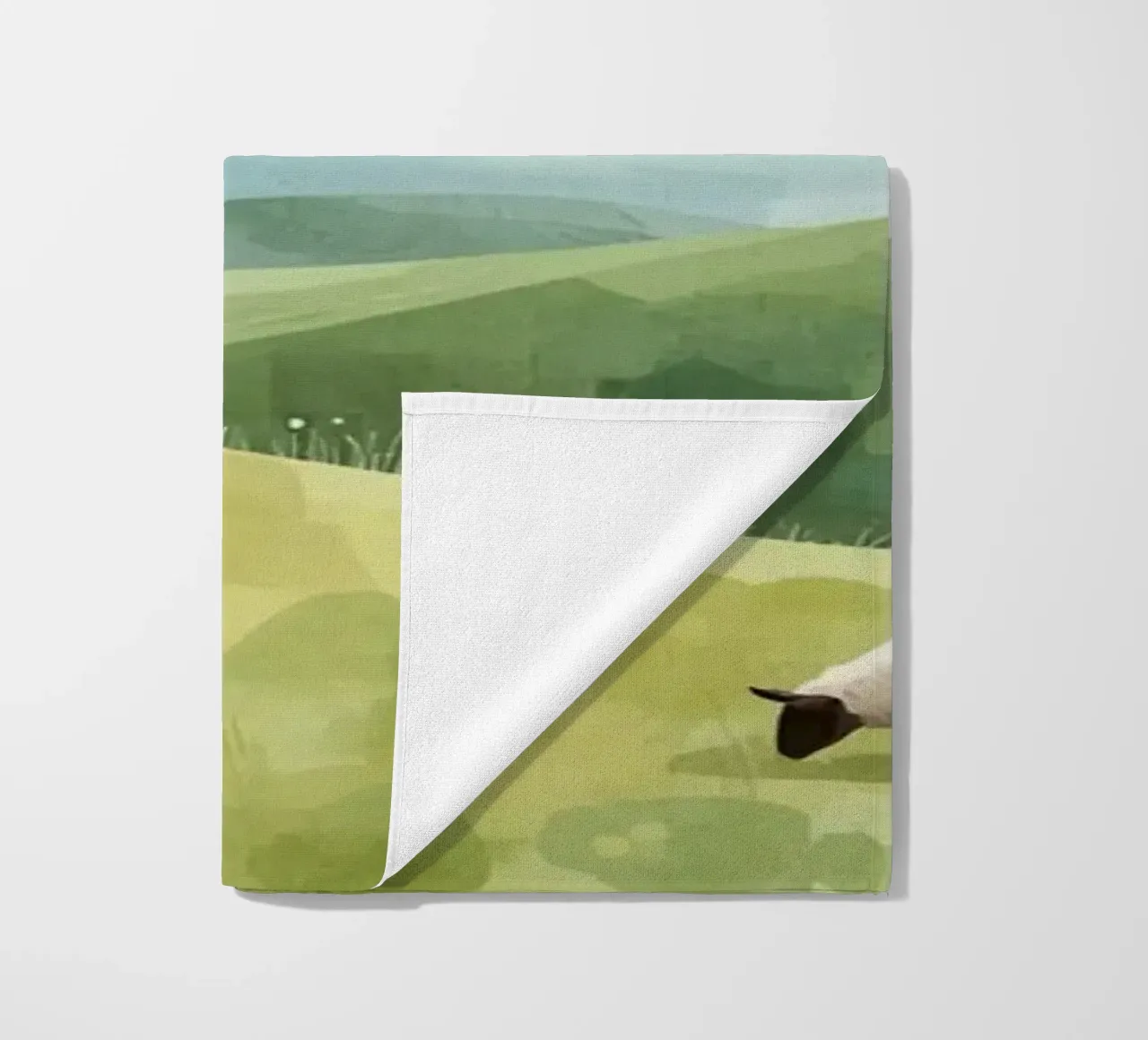 Due pecore al pascolo in un paesaggio collinare telo mare da DesignDoodle