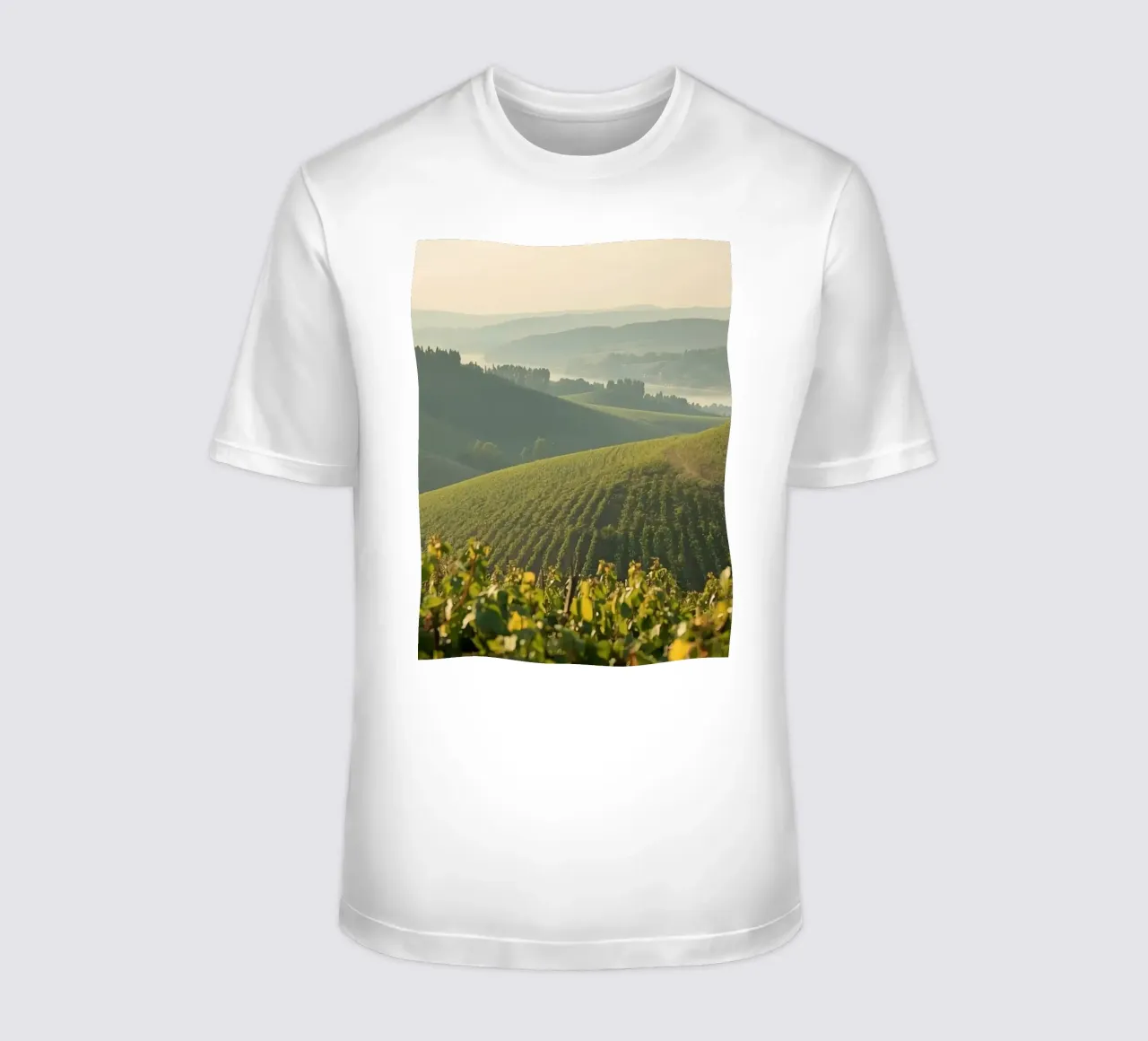 Colline del vigneto all'alba t-shirt da DesignDoodle