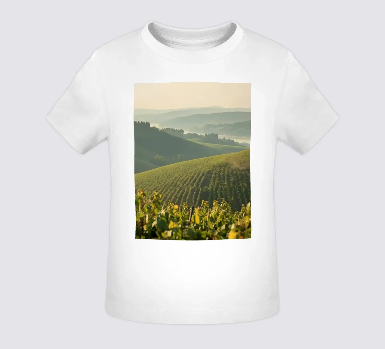 Colline del vigneto all'alba maglietta neonato da DesignDoodle