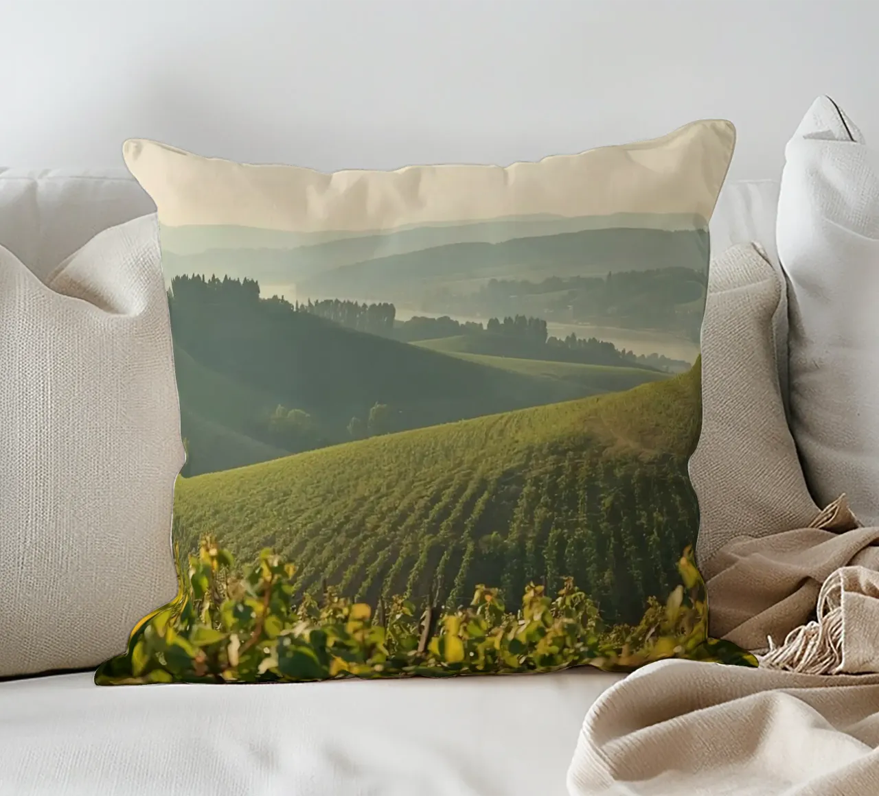 Colline del vigneto all'alba cuscino da DesignDoodle