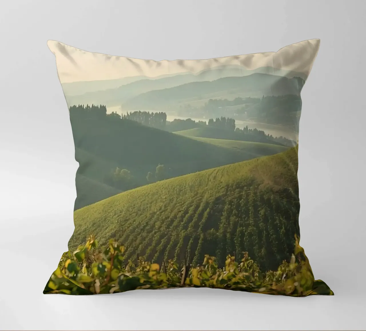 Colline del vigneto all'alba cuscino da DesignDoodle
