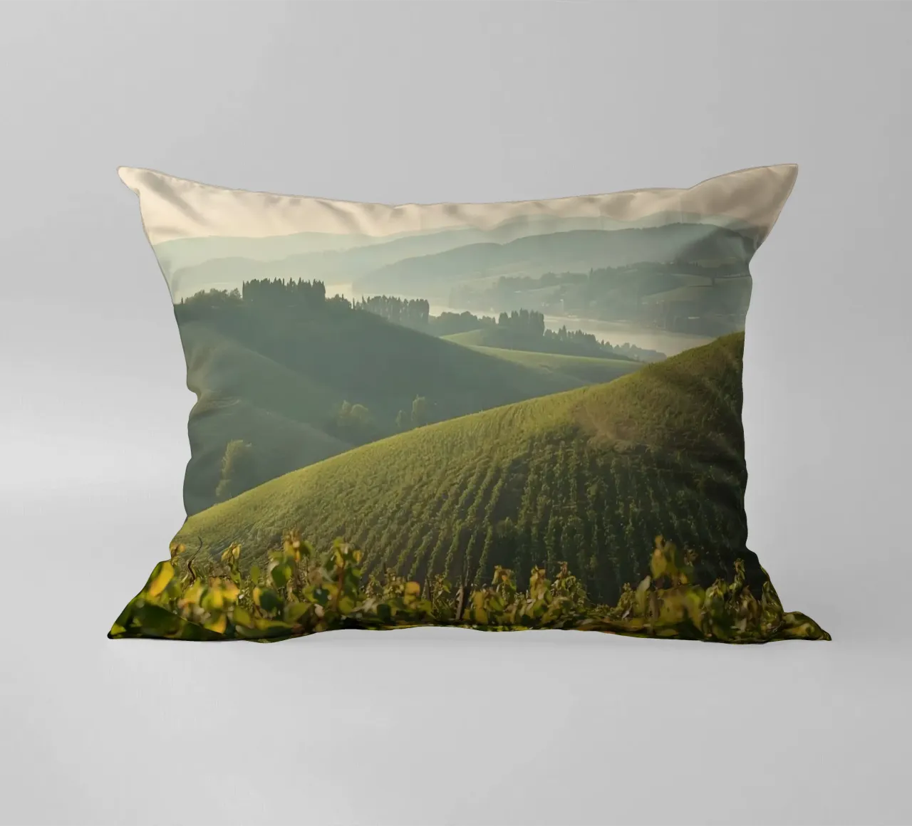 Colline del vigneto all'alba cuscino da DesignDoodle