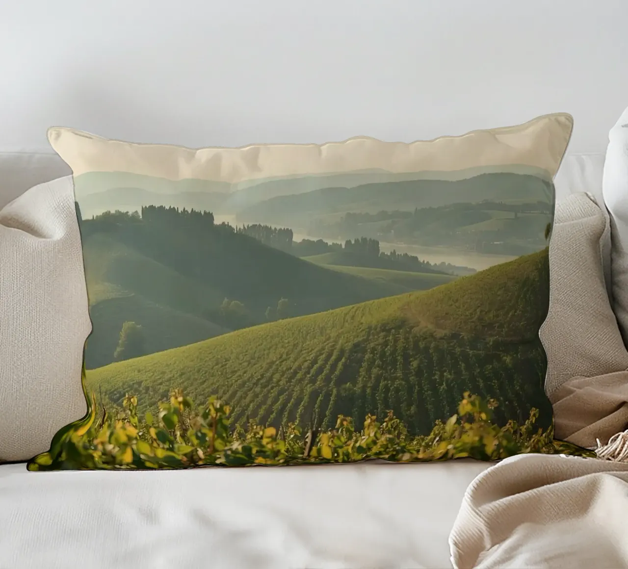 Colline del vigneto all'alba cuscino da DesignDoodle
