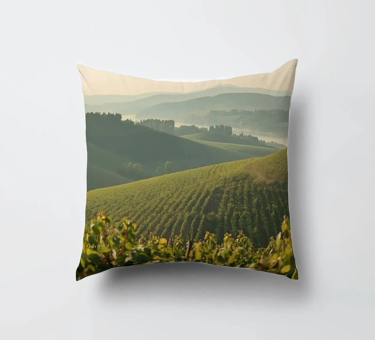 Colline del vigneto all'alba cuscino da DesignDoodle
