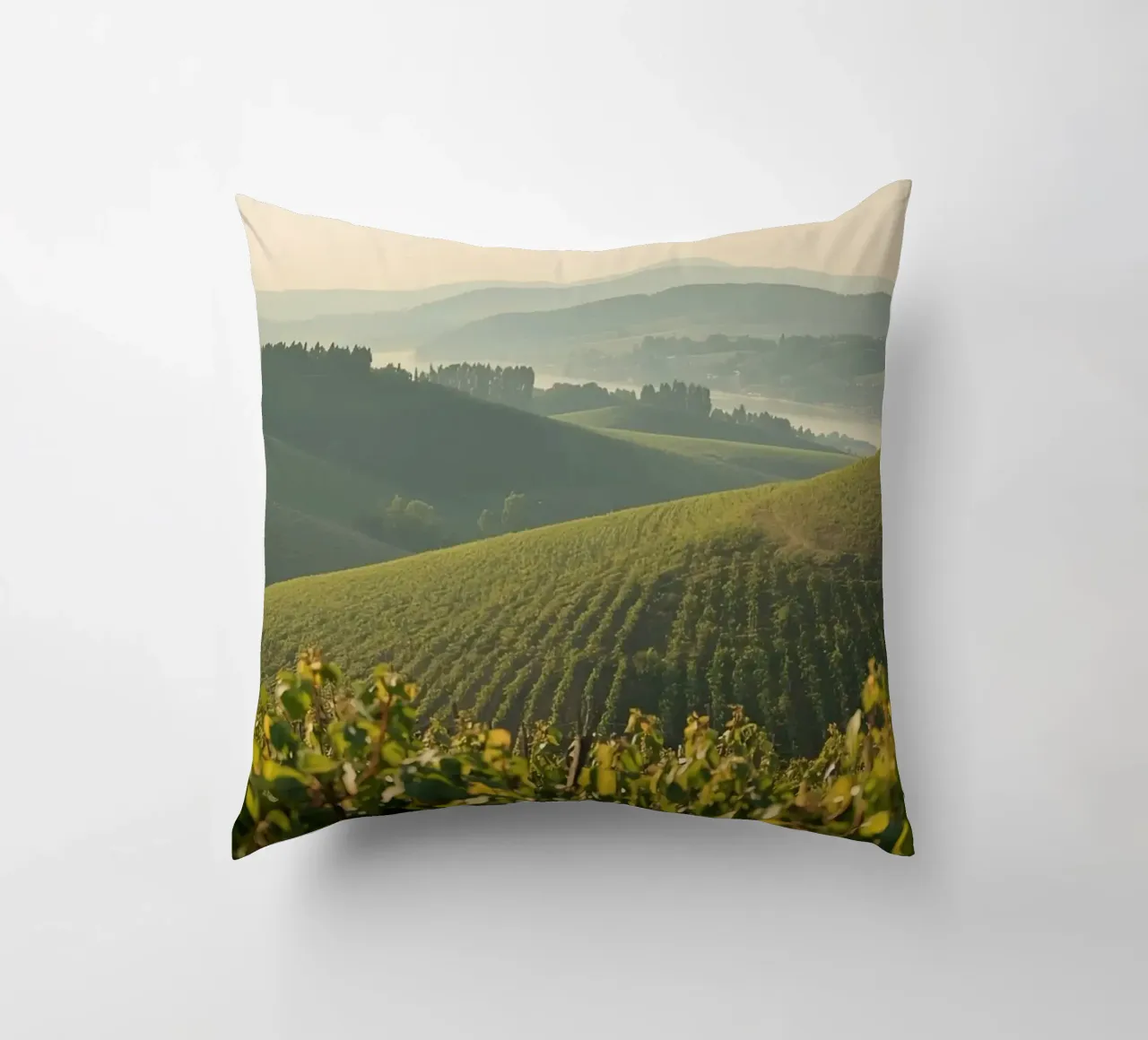 Colline del vigneto all'alba cuscino da DesignDoodle