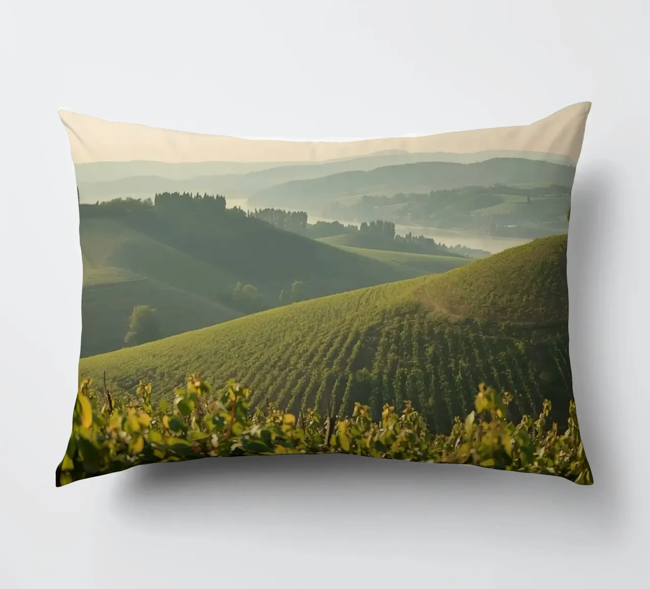 Colline del vigneto all'alba cuscino da DesignDoodle