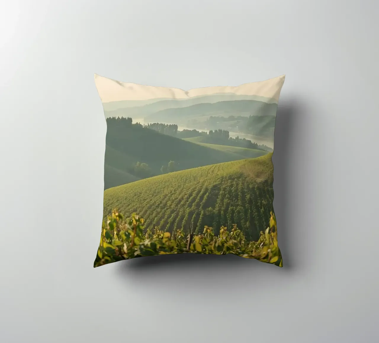 Colline del vigneto all'alba cuscino da DesignDoodle