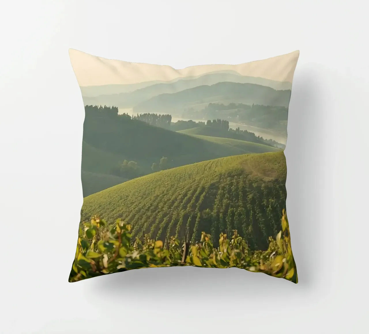 Colline del vigneto all'alba cuscino da DesignDoodle