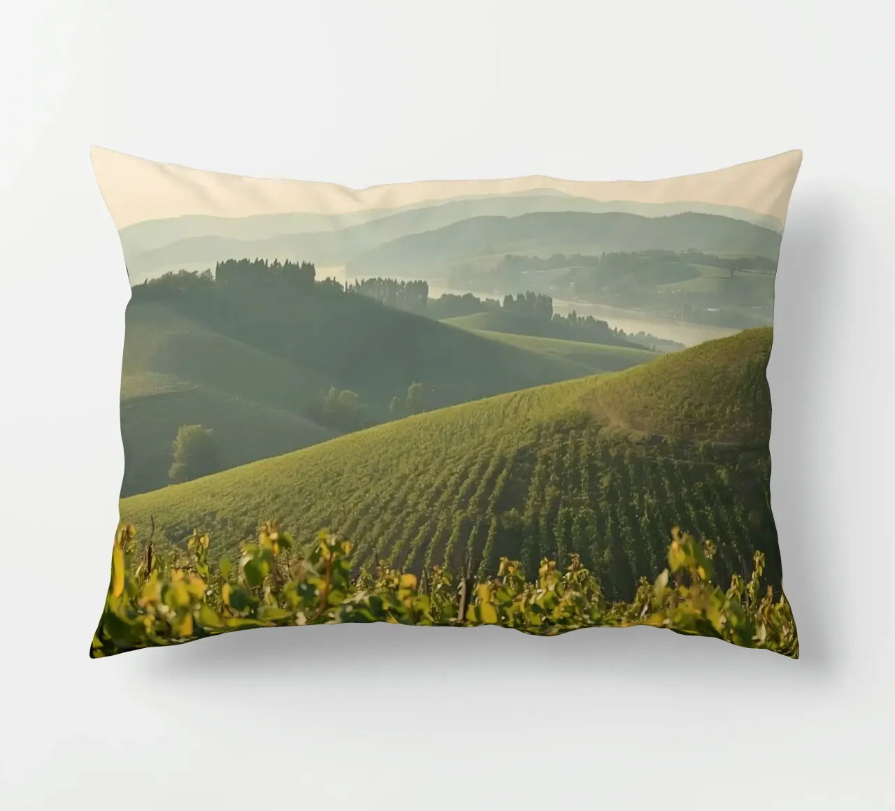 Colline del vigneto all'alba cuscino da DesignDoodle