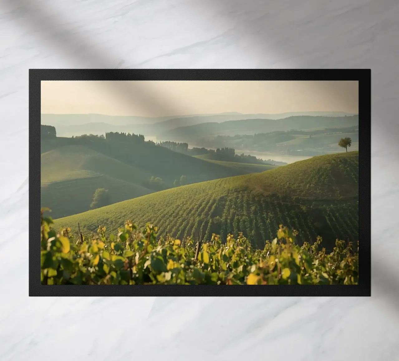 Colline del vigneto all'alba zerbino da DesignDoodle