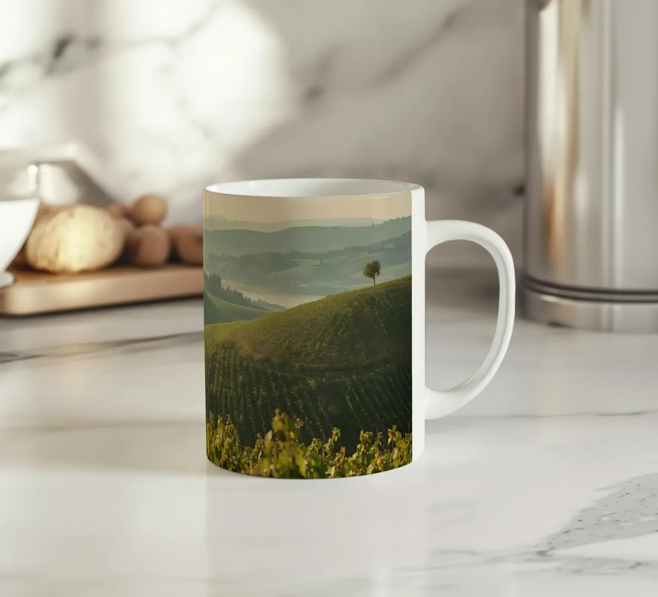 Colline del vigneto all'alba tazza in ceramica da DesignDoodle