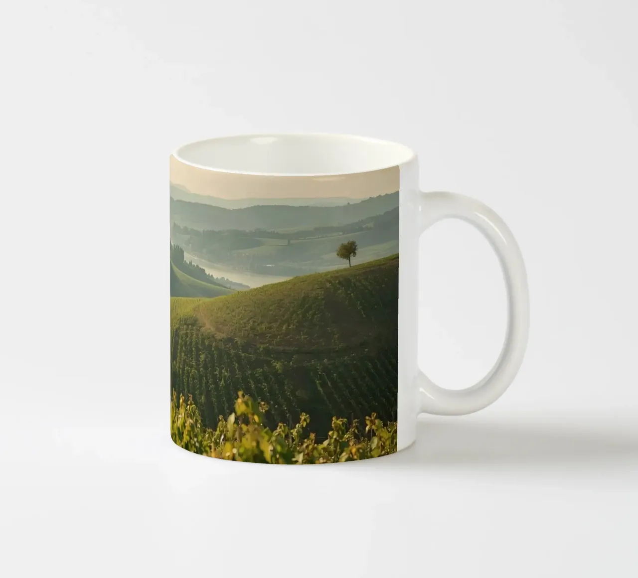 Colline del vigneto all'alba tazza in ceramica da DesignDoodle