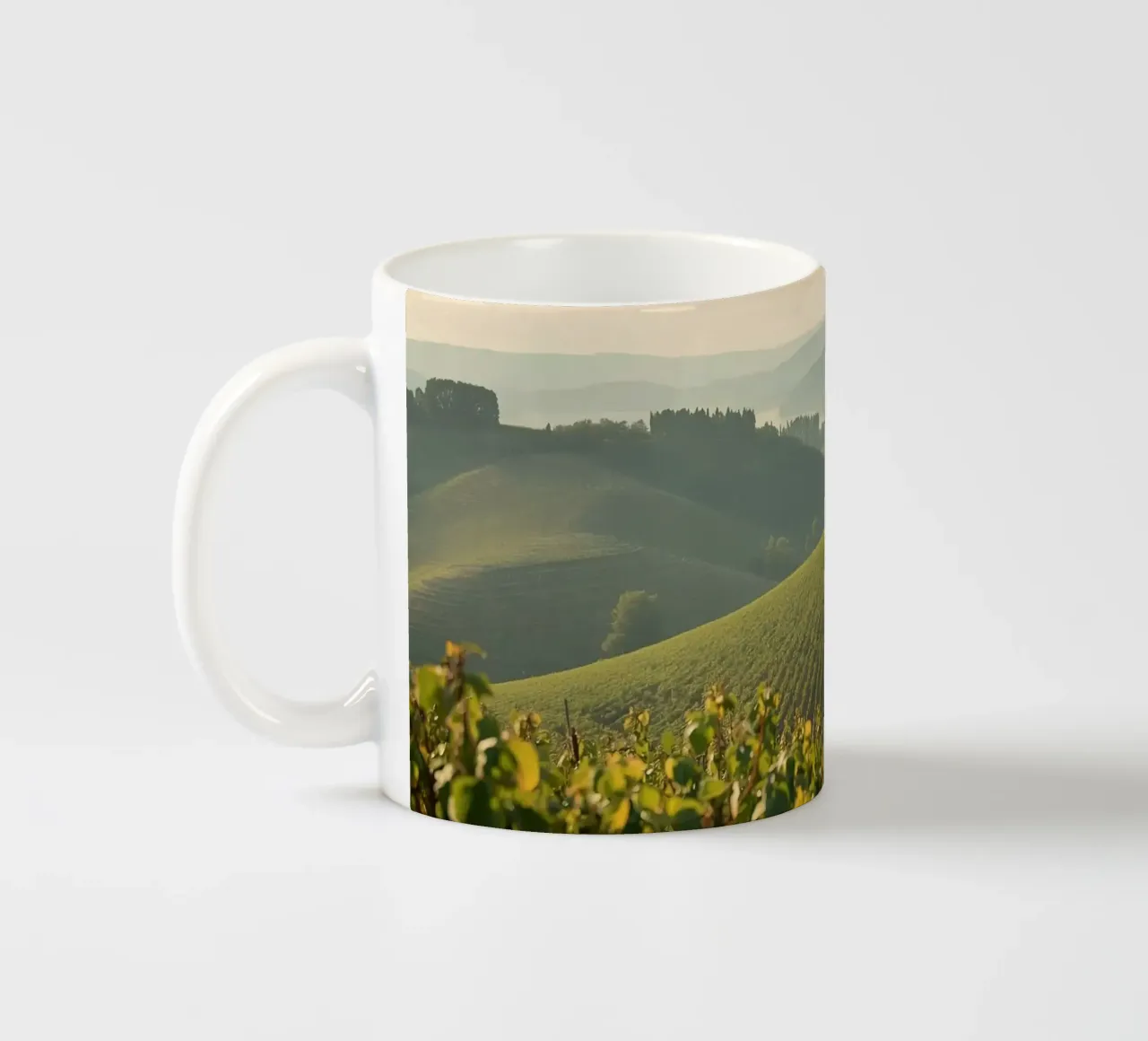 Colline del vigneto all'alba tazza in ceramica da DesignDoodle
