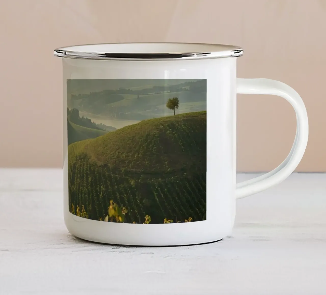Colline del vigneto all'alba tazza in smalto da DesignDoodle