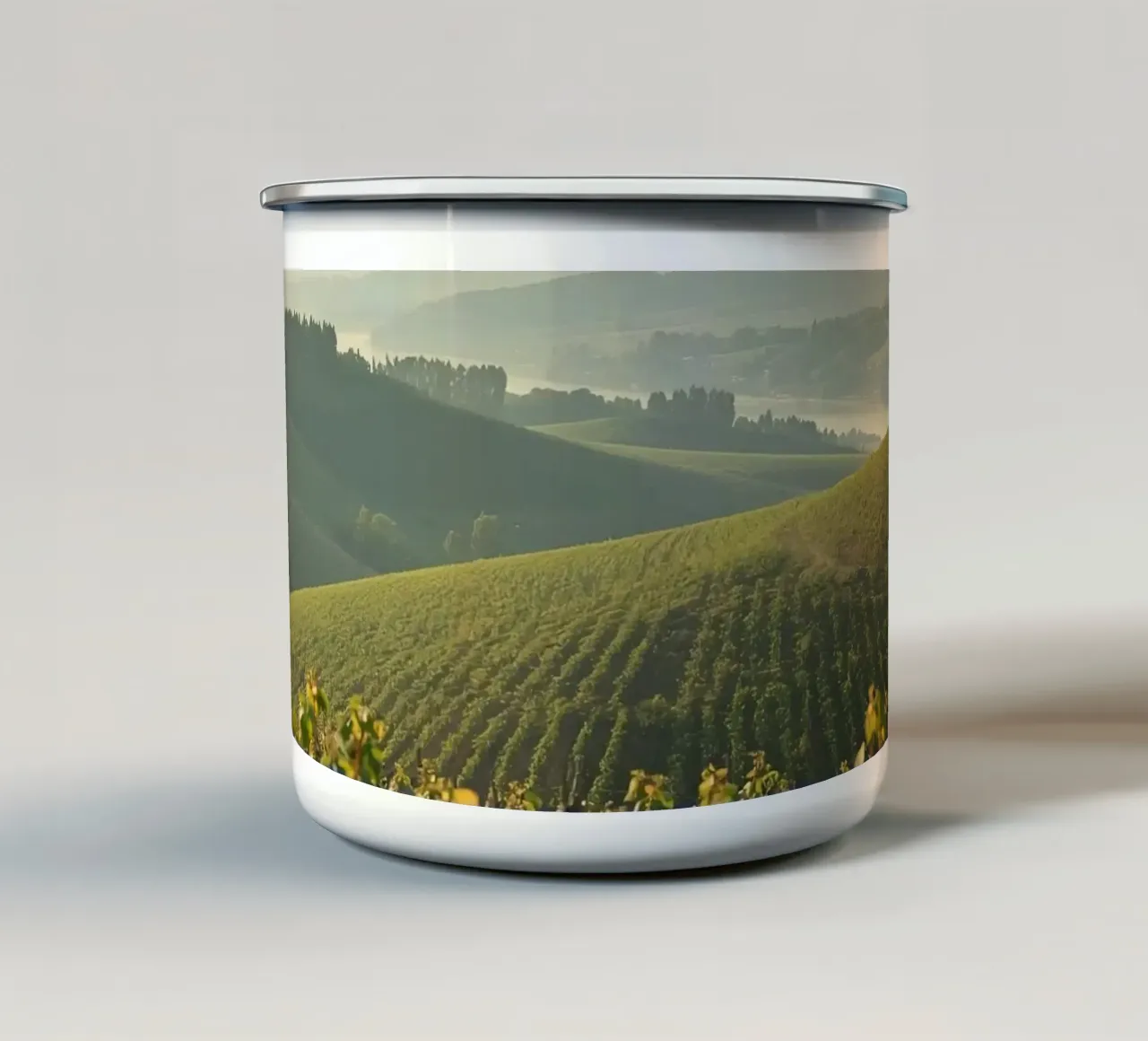 Colline del vigneto all'alba tazza in smalto da DesignDoodle