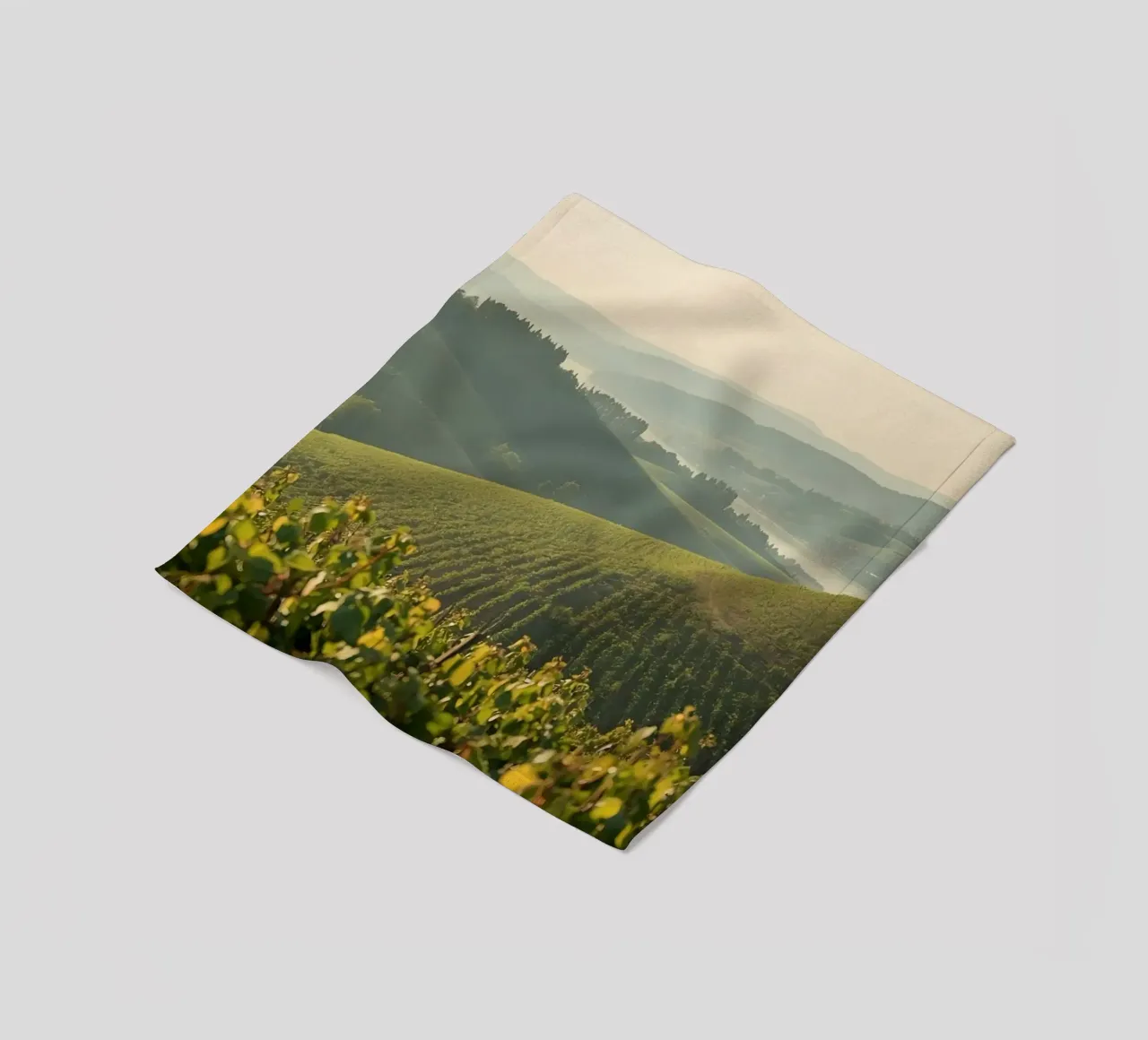 Colline del vigneto all'alba coperta in pile da DesignDoodle