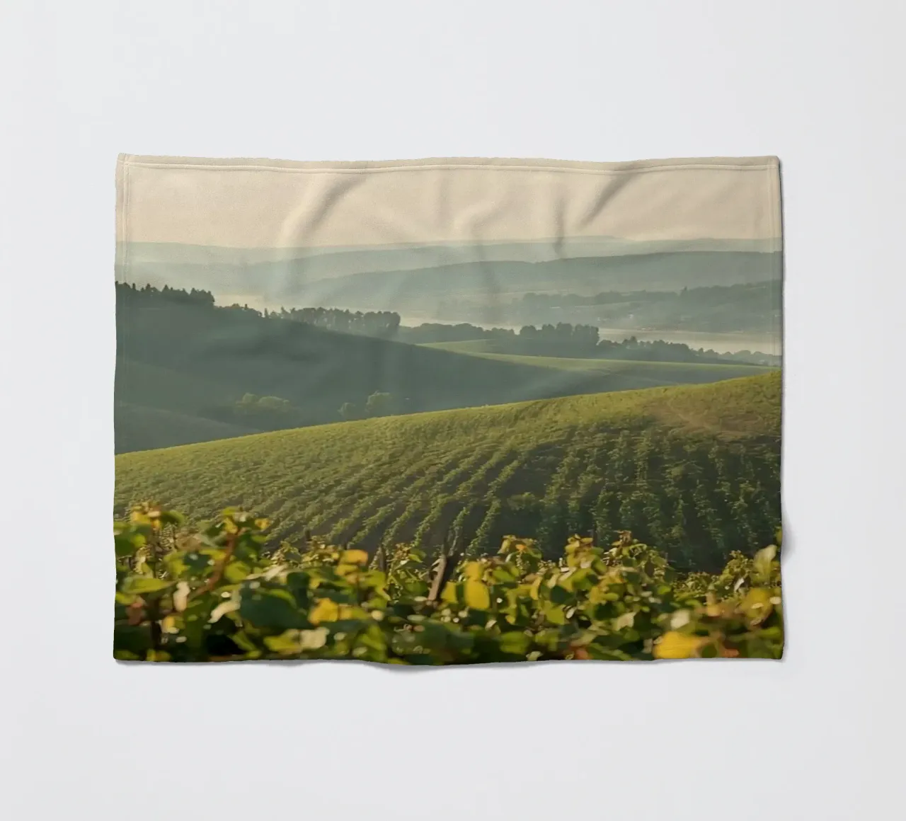 Colline del vigneto all'alba coperta in pile da DesignDoodle