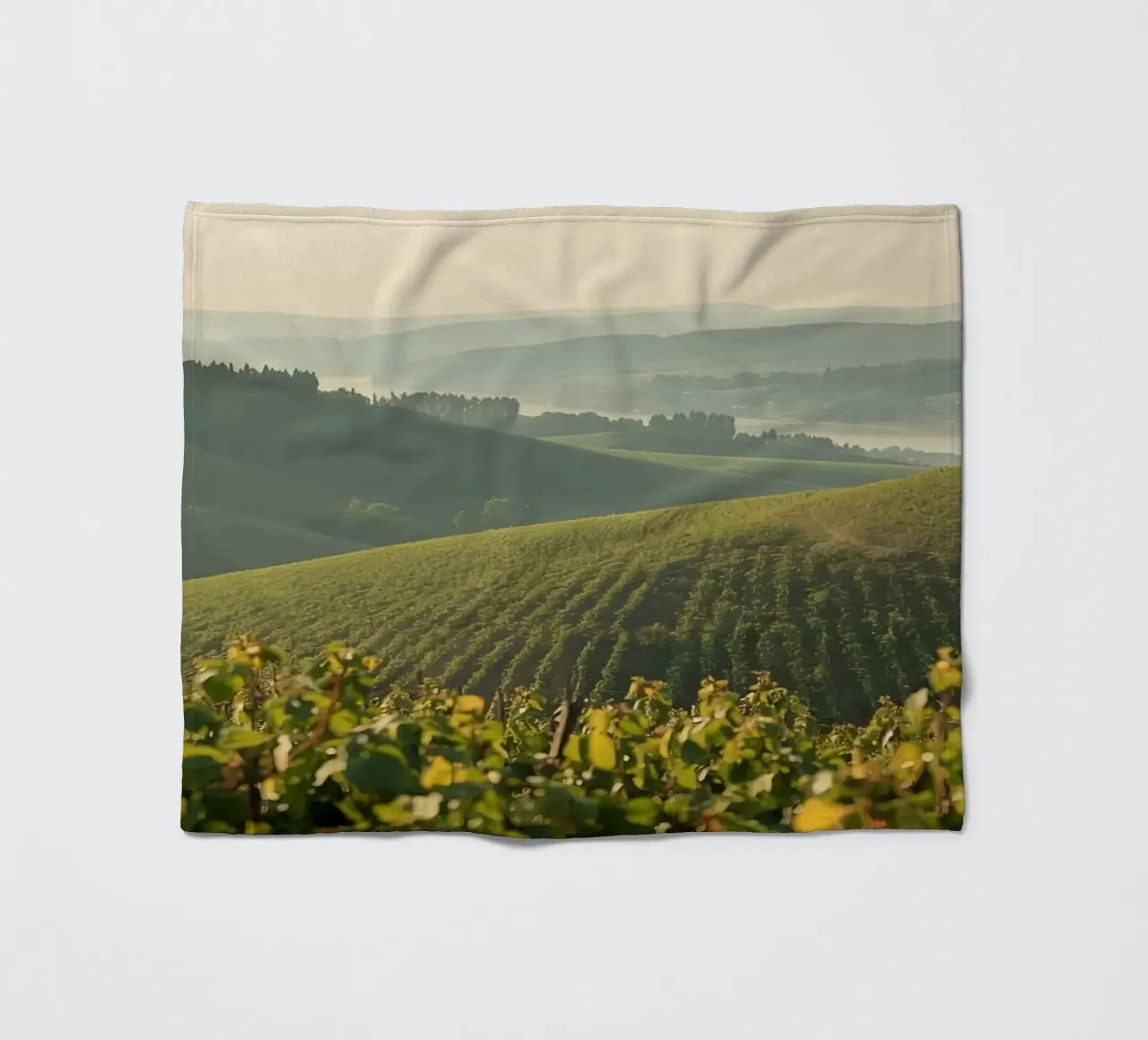 Colline del vigneto all'alba coperta in pile da DesignDoodle