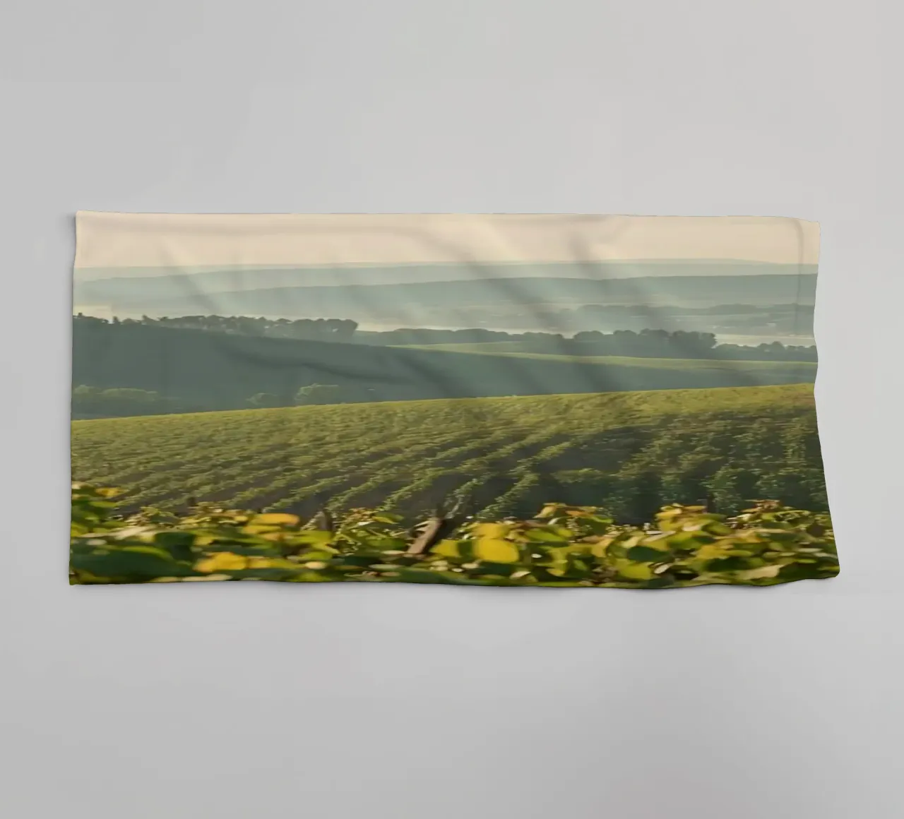 Colline del vigneto all'alba asciugamano da bagno da DesignDoodle