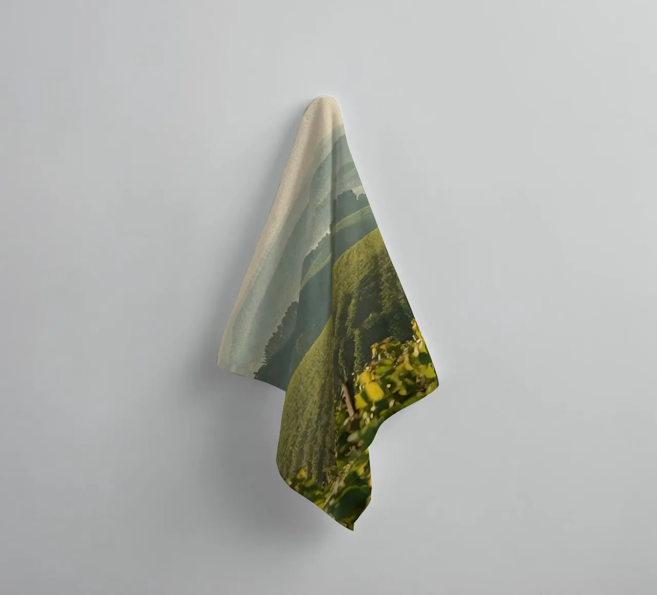Colline del vigneto all'alba asciugamano da bagno da DesignDoodle