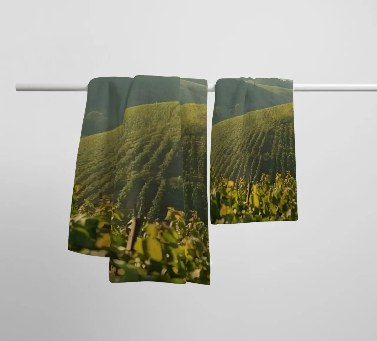 Colline del vigneto all'alba asciugamano da bagno da DesignDoodle