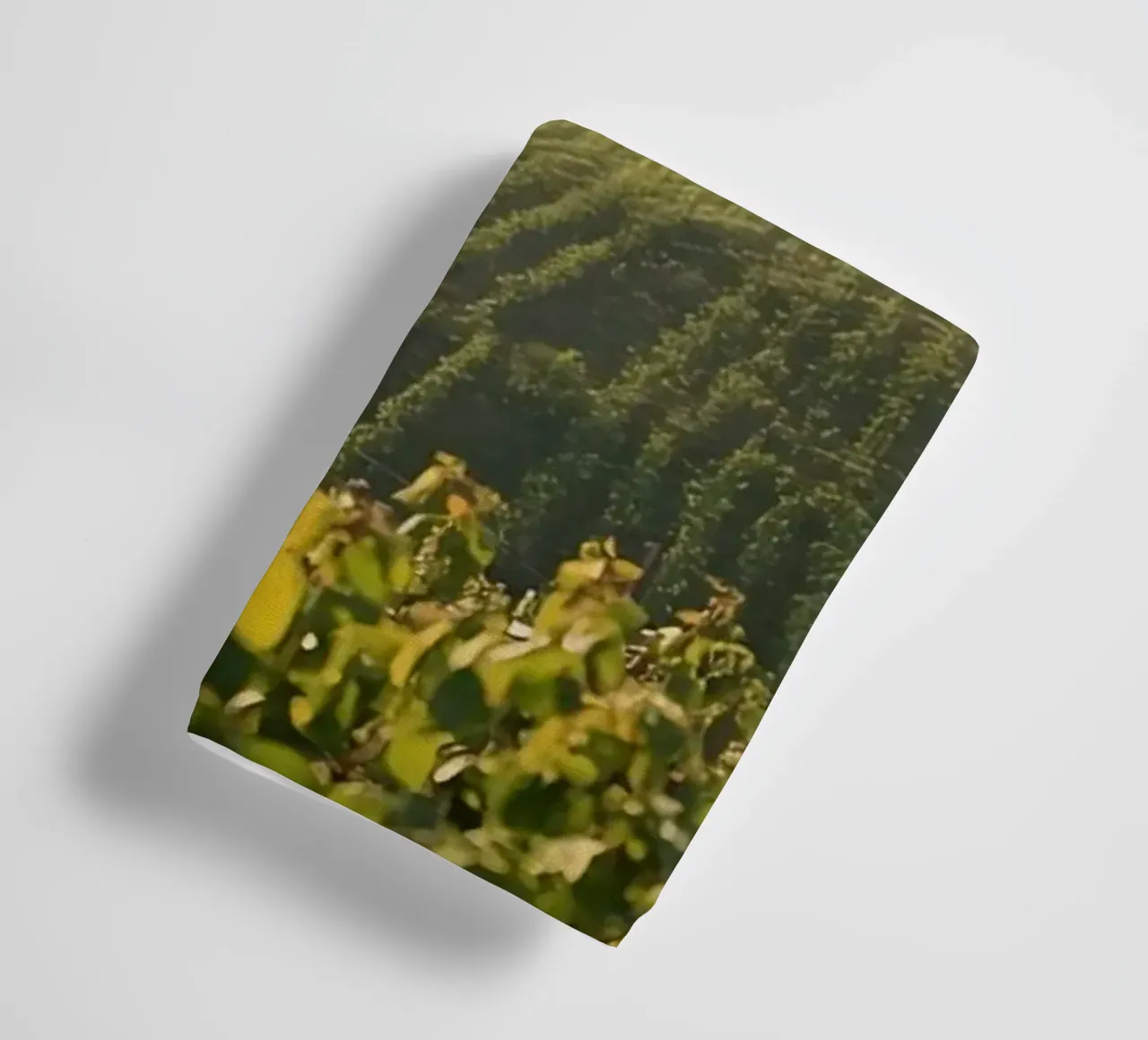 Colline del vigneto all'alba asciugamano da bagno da DesignDoodle