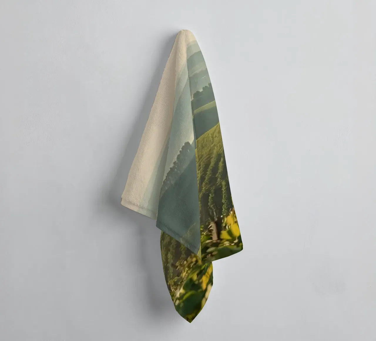 Colline del vigneto all'alba asciugamano da bagno da DesignDoodle