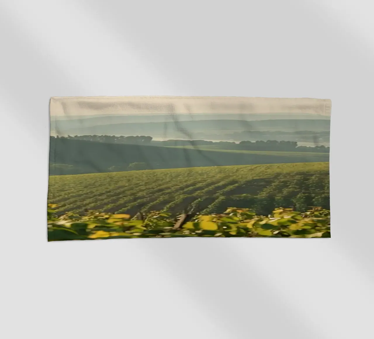 Colline del vigneto all'alba telo mare da DesignDoodle