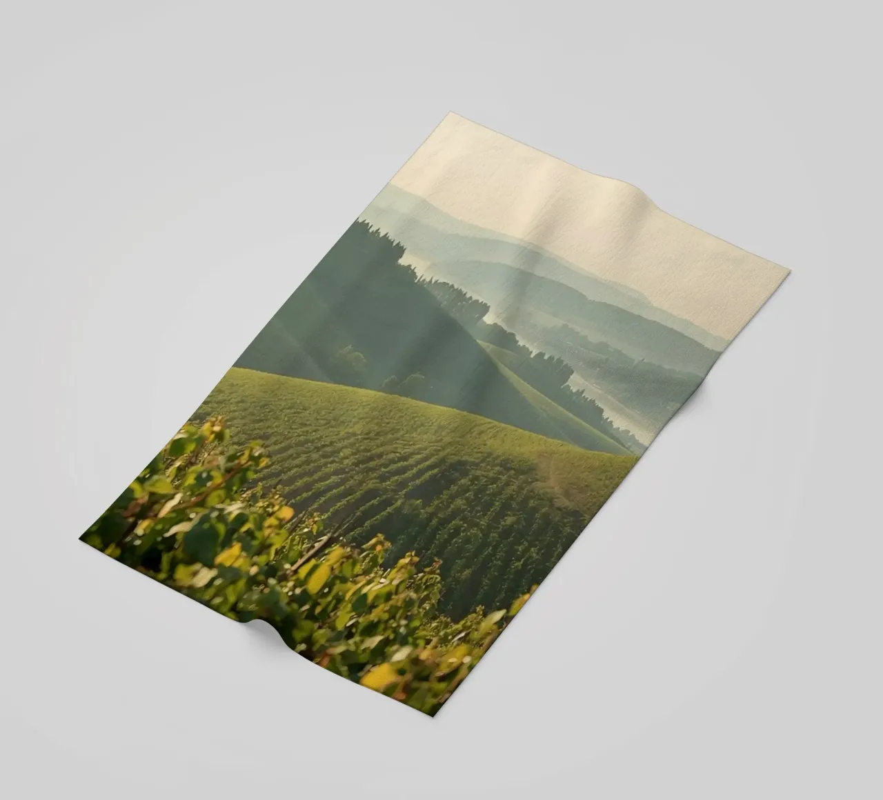 Colline del vigneto all'alba telo mare da DesignDoodle