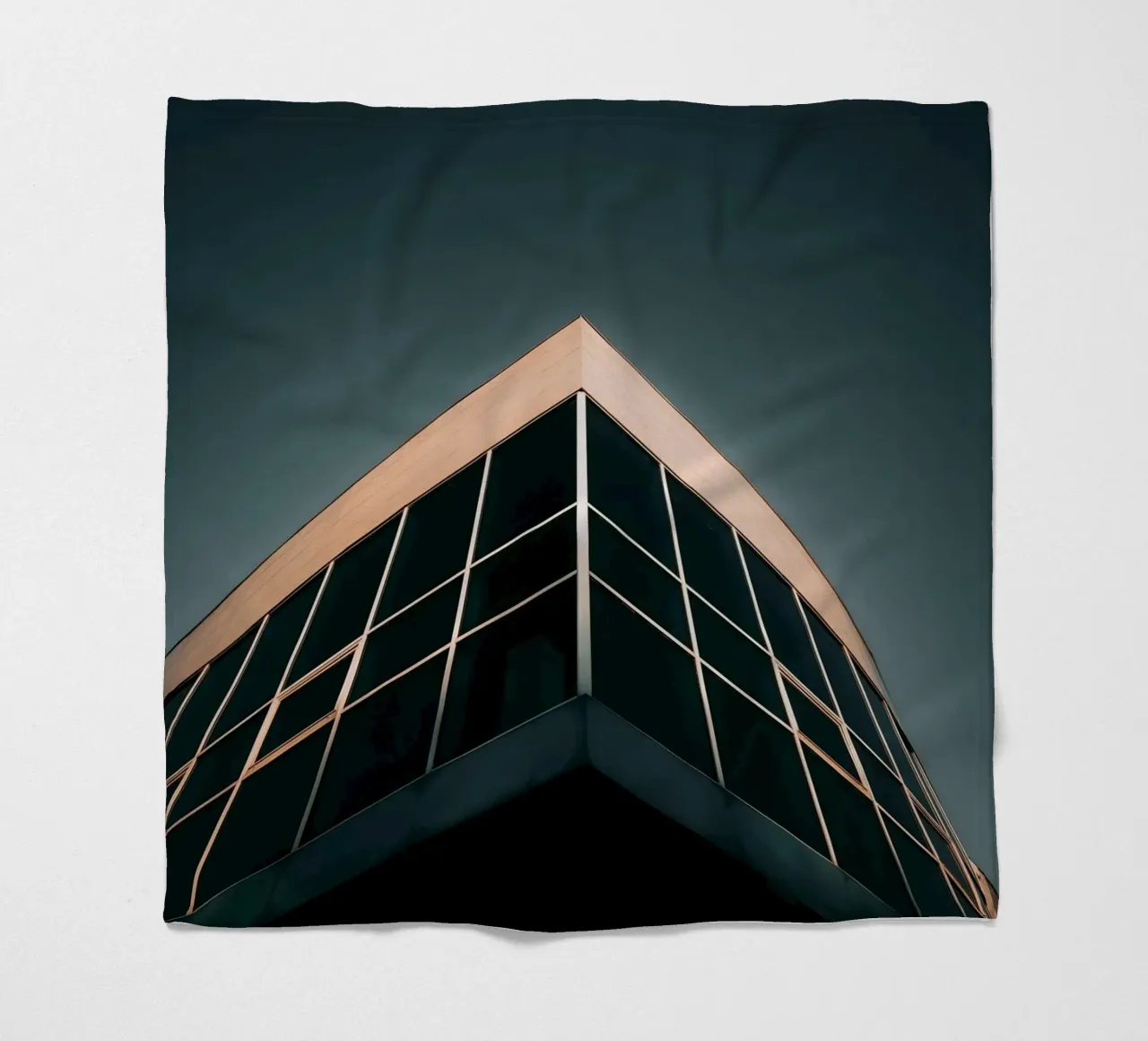 Edificio di luce coperta in pile da Earthly Visions