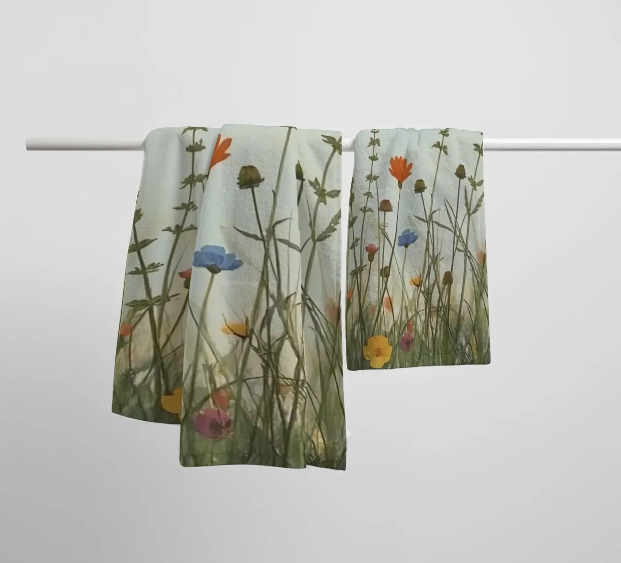 Fiori selvatici e mezzaluna asciugamano da bagno da DesignDoodle