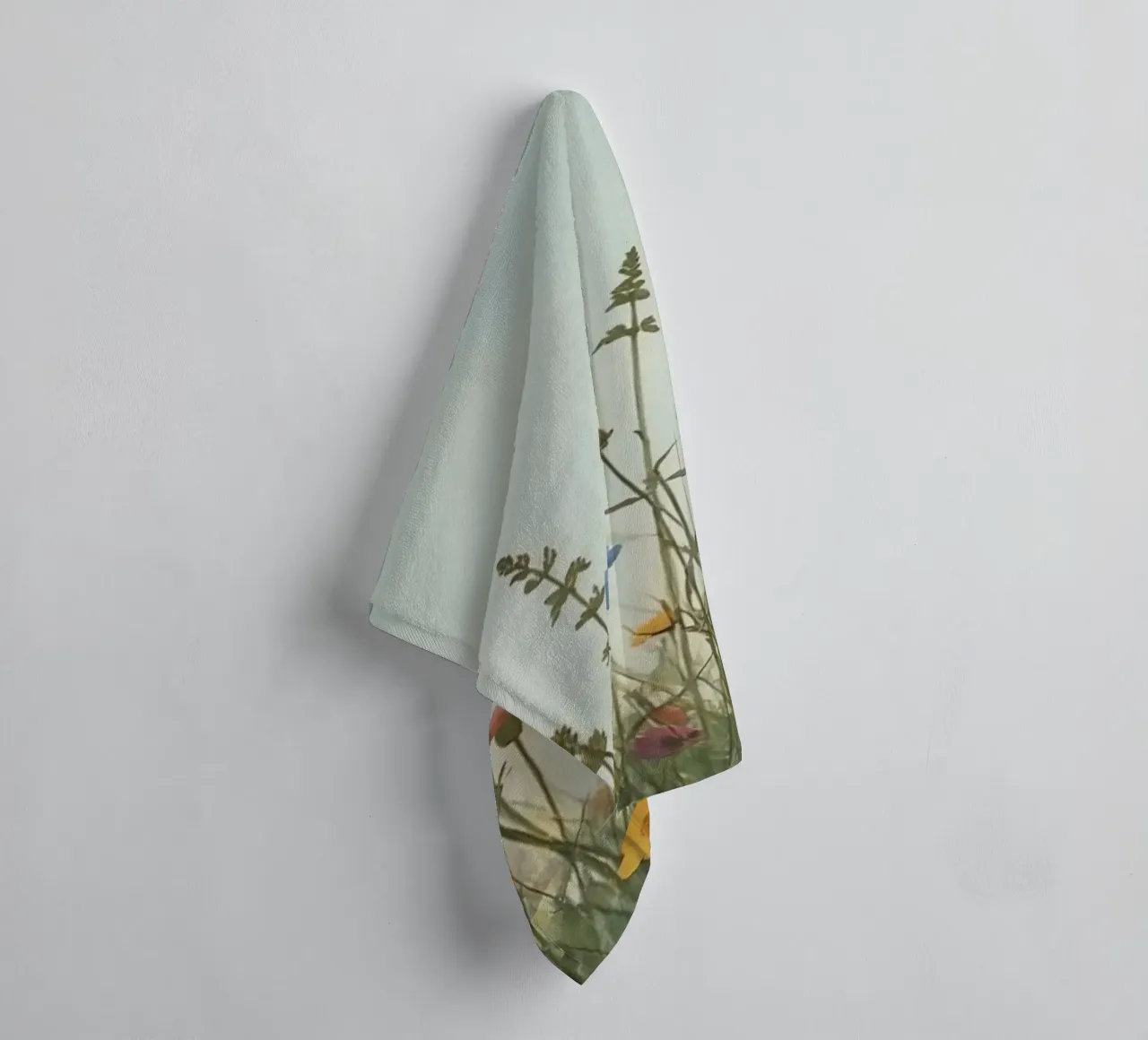 Fiori selvatici e mezzaluna asciugamano da bagno da DesignDoodle
