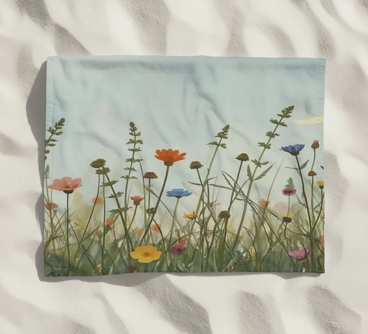 Fiori selvatici e mezzaluna telo mare da DesignDoodle