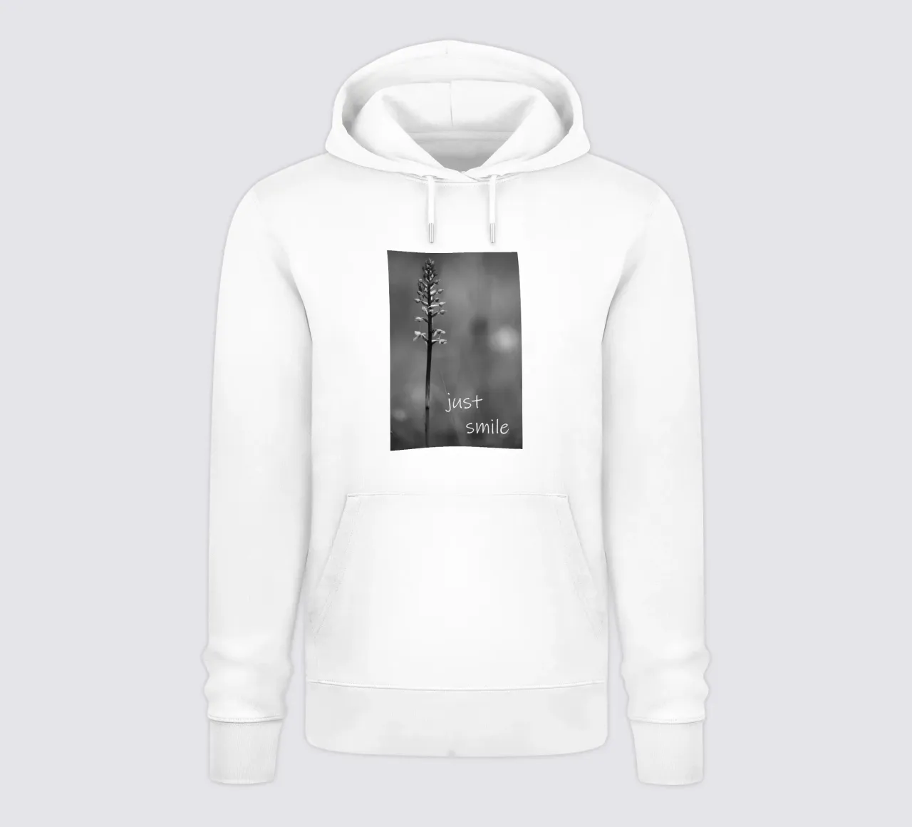 Una flor de prado en blanco y negro con una frase sudadera con capucha de Something for you