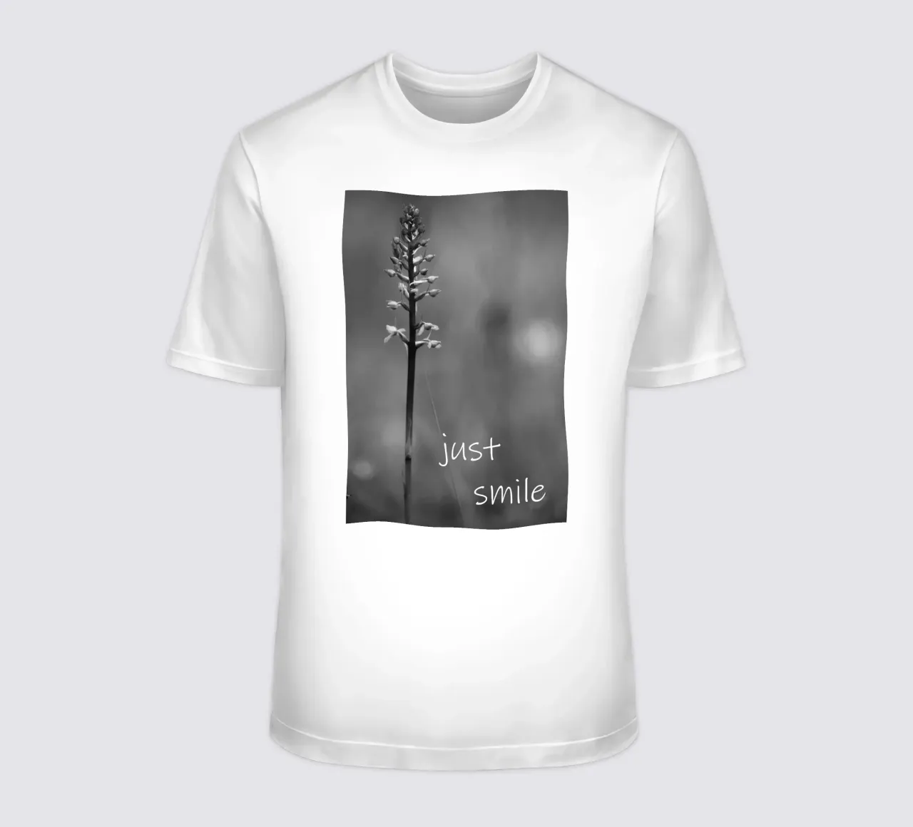 Un fiore di prato in bianco e nero con la scritta t-shirt da Something for you